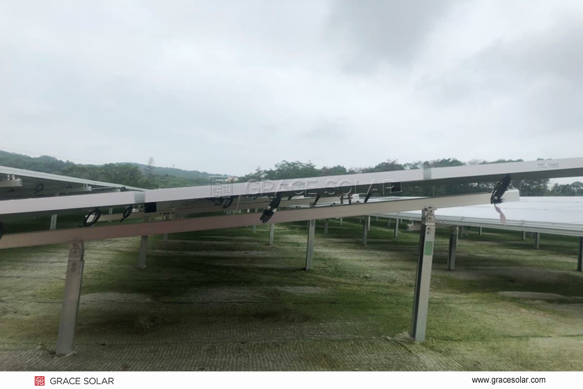 文化財周辺での景観配慮型太陽光設置工事の様子